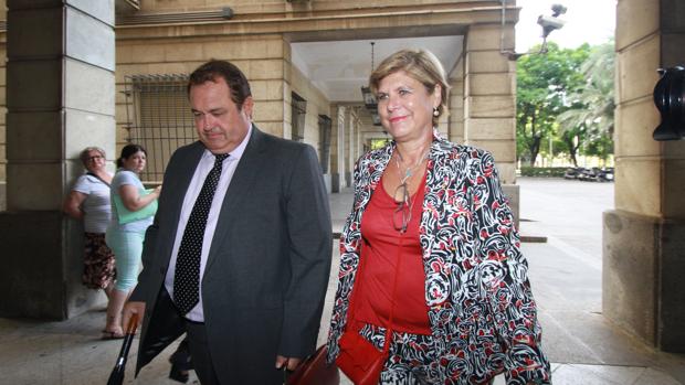 Teresa Florido, con su abogado, cuando declaró en los juzgados en septiembre de 2016