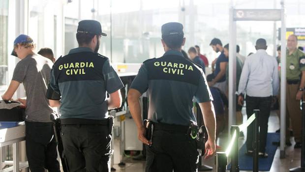 Guardia Civil en un servicio en un aeropuerto