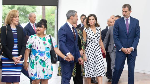 Los Reyes de España durante su visita al Museo de San Antonio en Texas