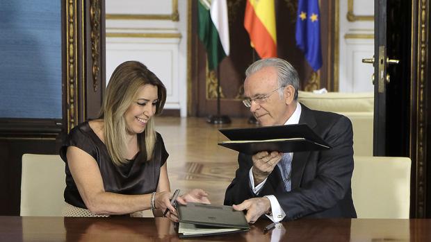Susana Díaz e Isidro Fainé durante la firma del acuerdo de colaboración