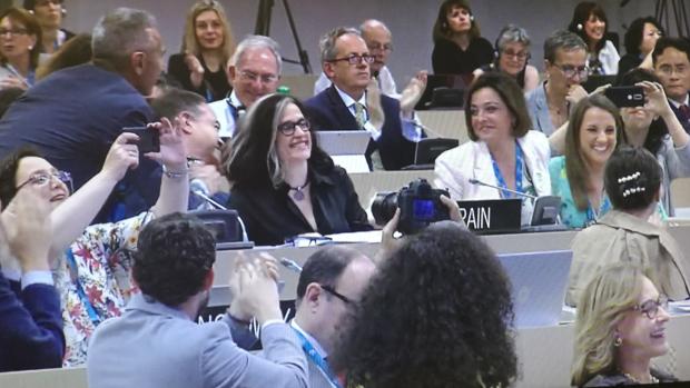 El consejero de Cultura se levanta para felicitar a la alcaldesa tras ser oficial el título de Patrimonio