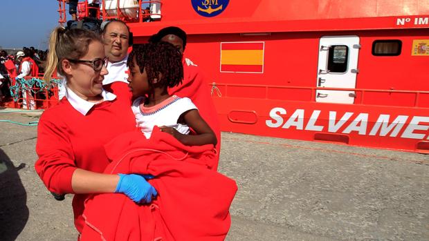 Una menor llegada a las costas andaluzas desde una patera en el Estrecho