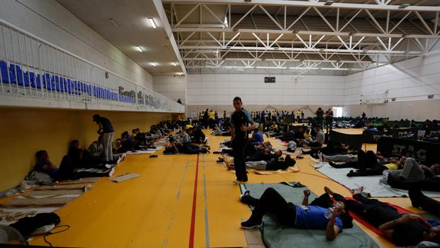 Inmigrantes acogidos en el polideportivo de Tarifa