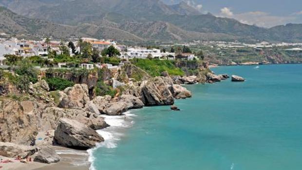 Imagen de una de las dieciséis playas y calas de Nerja