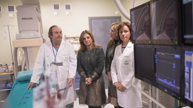 La consejera de Salud de la Junta de Andalucía, Marina Álvarez, en una visita al hospital Reina Sofía