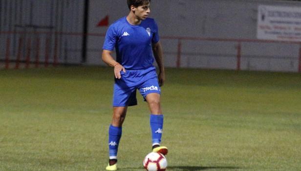 Aguado pisa el balón en el partido ante el Recreativo