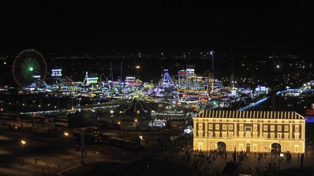 Imagen de la Feria de Málaga por la ncohe
