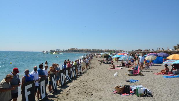 Imagen parcial de la cadena humana en la playa de Torreguadiaro, en San Roque.