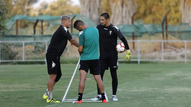 Stefanovic, en el entrenamiento de ayer, junto a Kieszek