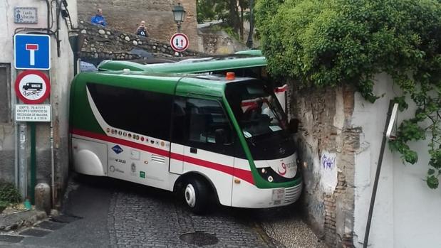 Imagen del último accidente que ha sufrido el tren turístico de Granada en el Albaicín.