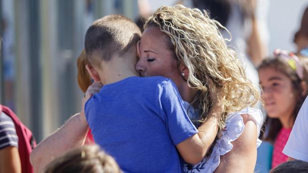 Conchi Sierra con su hijo el primer día de clase en La Carlota, donde se le impidió la entrada al menor