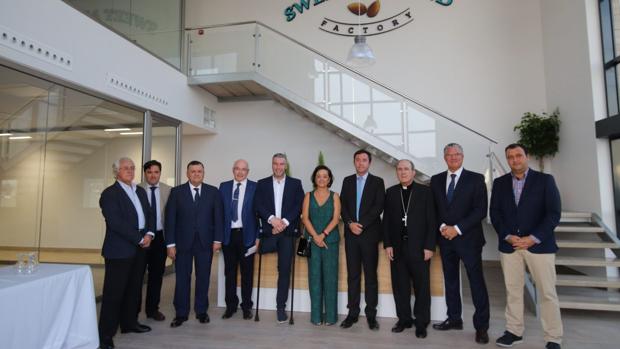 Foto de familia de autoridades y responsables de la fábrica