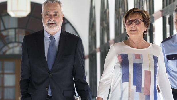 Marisa Bustinduy junto a José Antonio Griñán cuando acudió a declarar en la comisión de investigación de la formación