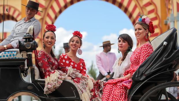 Jóvenes ataviadas para la Feria en un carruaje