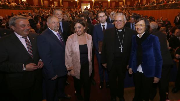 El obispo de Córdoba, Demetrio Fernández, con la alcaldesa, Isabel Ambrosio, y otras autoridades, en el pregón de la Semana Santa de Córdoba de 2017