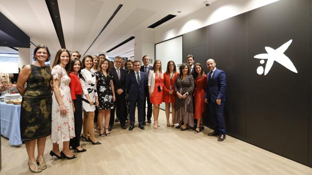 Herrador junto con el equipo de Caixabank de la nueva oficina central de Córdoba