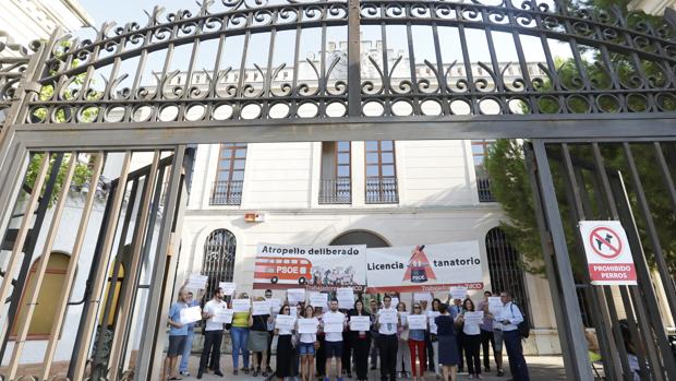 Protesta de trabajadores de Tanatorios de Córdoba en la Gerencia de Urbanismo