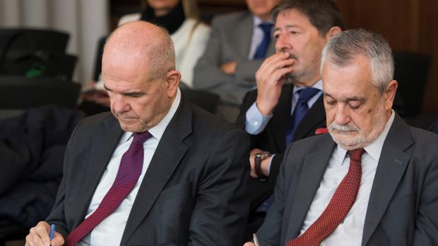 Los expresidentes andaluces Manuel Chaves y José Antonio Griñán en el juicio del caso ERE. Guerrero, al fondo