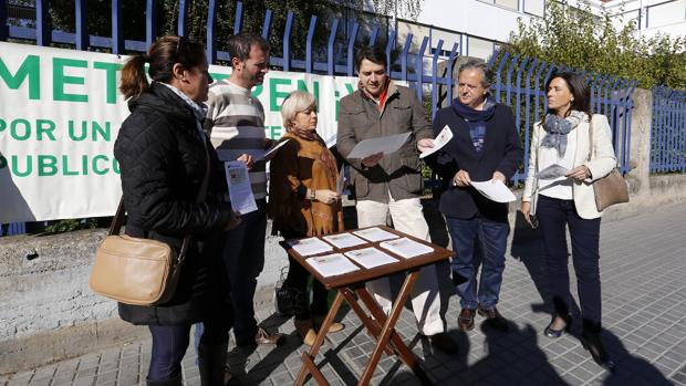 José María Bellido, en una mesa informativa sobre el Metrotrén en noviembre de 2016