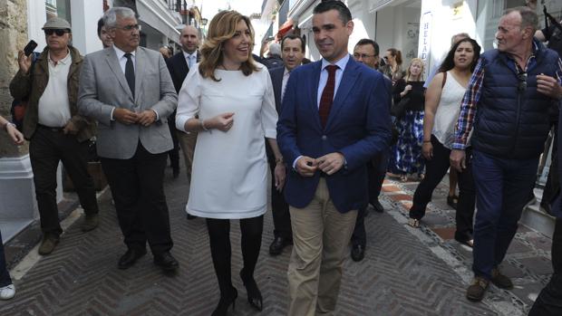 El socialista José Bernal, con Susana Díaz paseando por Marbella cuando fue alcalde de la localidad