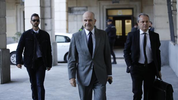 Manuel Chaves llega con su abogado a la Audiencia de Sevilla
