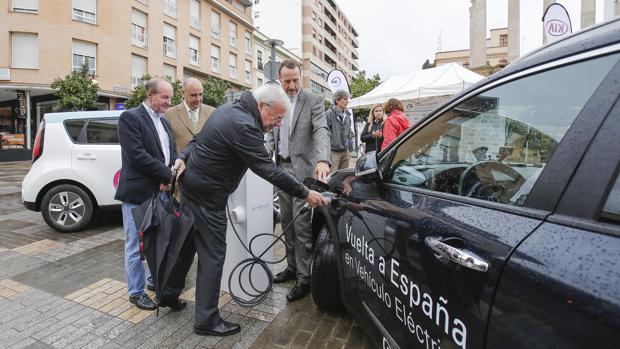 Emilio Aumente repostando el vehículo eléctrico de Kia