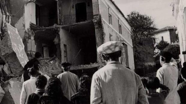 Vecinos miran una de las casas afectadas por el bombardeo en 1938