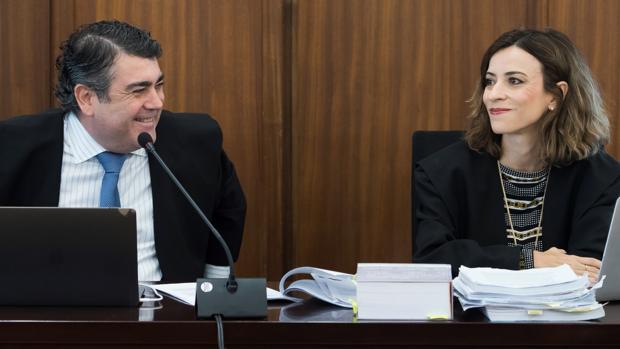Los letrados del PP Luis García Navarro y Lourdes Fuster en el juicio del caso ERE