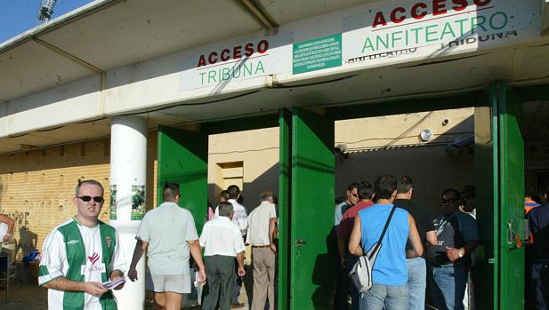 Varios aficionados entran a Tribuna y Anfiteatro en el estadio El Arcángel