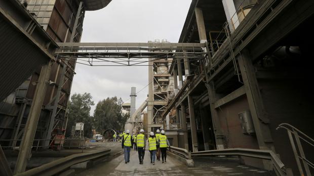 Trabajadores de Cosmos en las instalaciones de la cementera