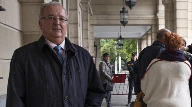El exconsejero de la Junta de Andalucía Antonio Fernández, saliendo de la Audiencia de Sevilla