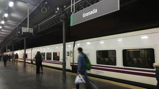 El tren ha salido desde Granada este lunes.