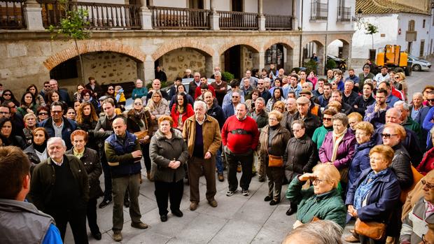 Concentración en Dos Torres contra las agresiones a los veterinarios