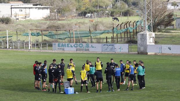 La plantilla del Córdoba, en el entrenamiento con Curro Torres