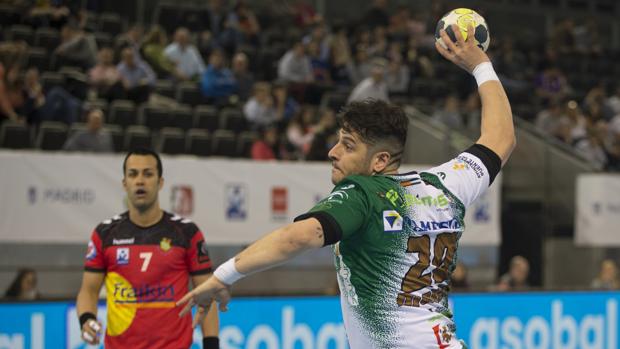 Mario Porras lanza a portería con la camiseta del Ángel Ximénez Puente Genil