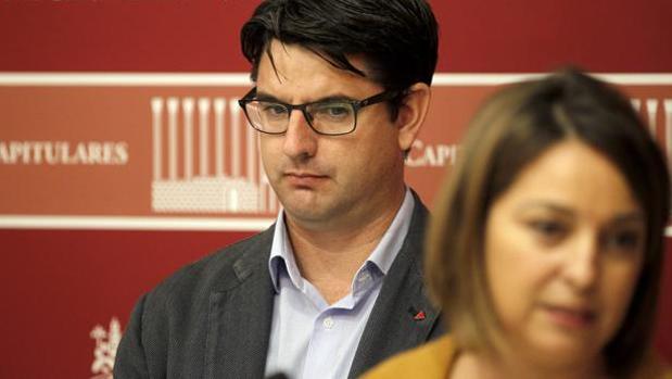 El primer teniente de alcalde (IU) sigue una comparecencia de la alcaldesa (PSOE)