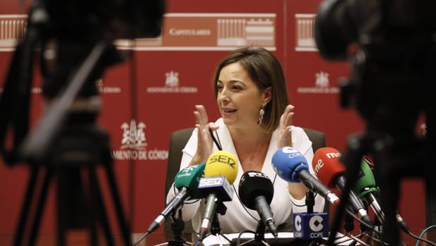 La alcaldesa, Isabel Ambrosio, en una rueda de prensa