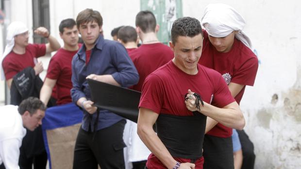 Costaleros del Buen Suceso de Córdoba preparándose para su salida procesional