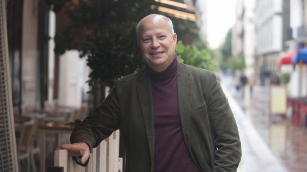 Javier Imbroda, posa para ABC en una calle de Málaga