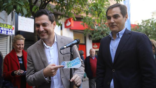 Juanma Moreno, con José Antonio Nieto, en un acto de la campaña en Córdoba