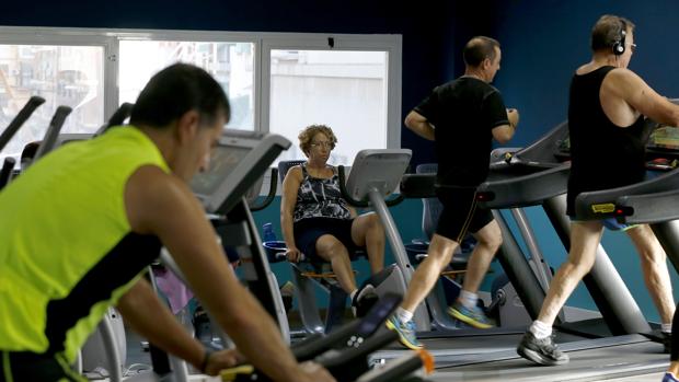 Varias personas se ejercitan en un gimnasio de Córdoba