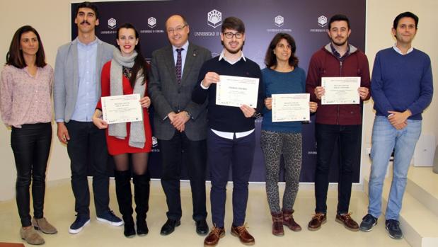 El ganador del certamen y los autores del resto de trabajos que han recibido una mención especial