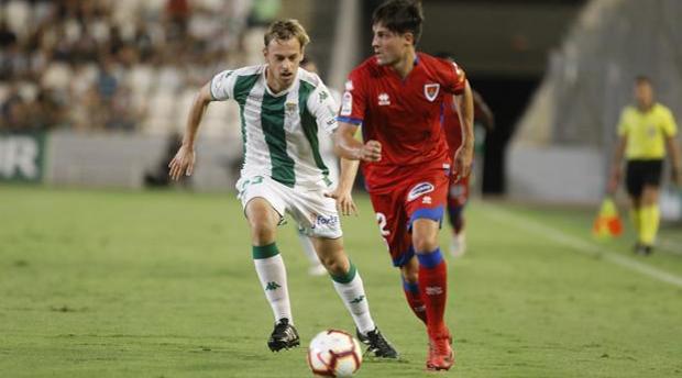 Javi Lara persigue a un rival
