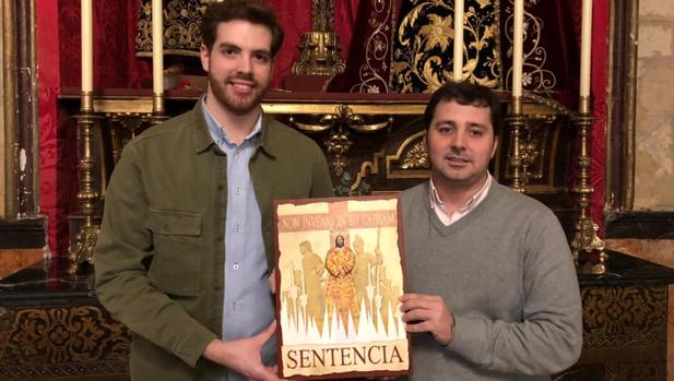 Ricardo Gil, junto al hermano mayor de la Sentencia, José Salamanca, en la presentación de la portada