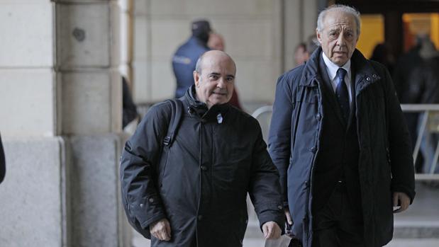 Gaspar Zarrías, con su abogado Gonzalo Martínez-Fresneda