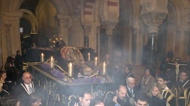 El Santísimo Cristo del Remedio de Ánimas preside el Vía Crucis de la Agrupación de Cofradías