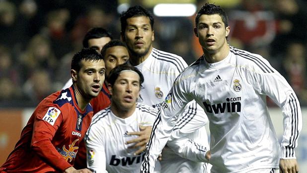 El defensa del Córdoba Miguel Flaño defiende con Osasuna al exmadridista Cristiano Ronaldo