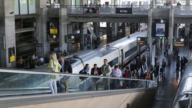 Viajeros recién llegados a Córdoba a través de uno de los trenes AVE