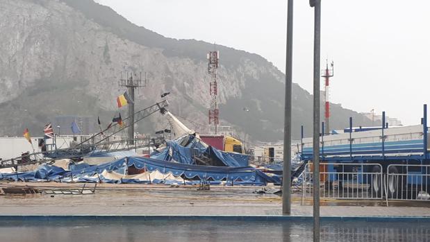 Imagen de cómo ha quedado la carpa del Circo Berlín por el viento