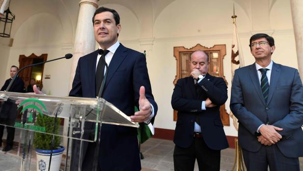 Juanma Moreno, Juan Marín, y el alcalde de Antequera, Manuel Barón, tras celebrar el primer consejo de Gobierno